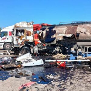 KAZA SONUCU YANAN ARAÇTAN HAM PETROL METRELERCE YOLA AKTI!