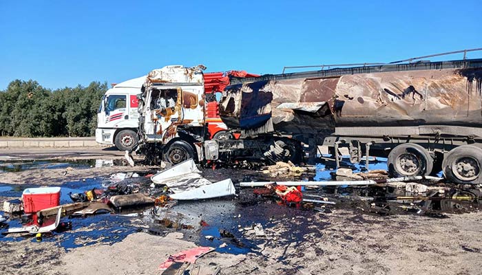 KAZA SONUCU YANAN ARAÇTAN HAM PETROL METRELERCE YOLA AKTI!