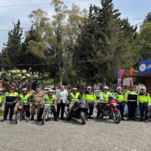 TRAFİK HAFTASI ETKİNLİĞİNDE SÜRÜCÜLERE KASK VE EKİPMAN VERİLDİ!