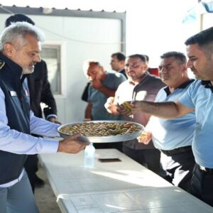 BAŞKAN ÖNTÜRK’TEN YANGIN KAHRAMANLARININA BAKLAVA İKRAMI!