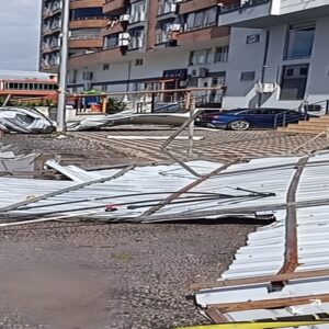 AŞIRI YAĞIŞ VE BERABERİNDEKİ FIRTINA HAYATI OLUMSUZ ETKİLEDİ!