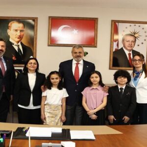 3 MİNİK BAŞKAN HBB BAŞKANLIK KOLTUĞUNA OTURDU!