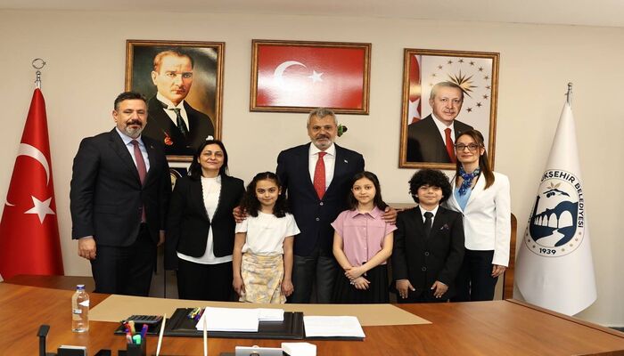3 MİNİK BAŞKAN HBB BAŞKANLIK KOLTUĞUNA OTURDU!