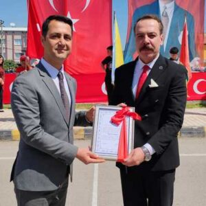 ERZİN KAYMAKAMI ONUR ÖZAYDIN’A HEMŞEHRİLİK BERATI VERİLDİ!